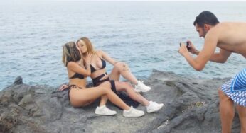 İki azgın ergen hatunla üçlü yapıp deliler gibi sikişiyorlar